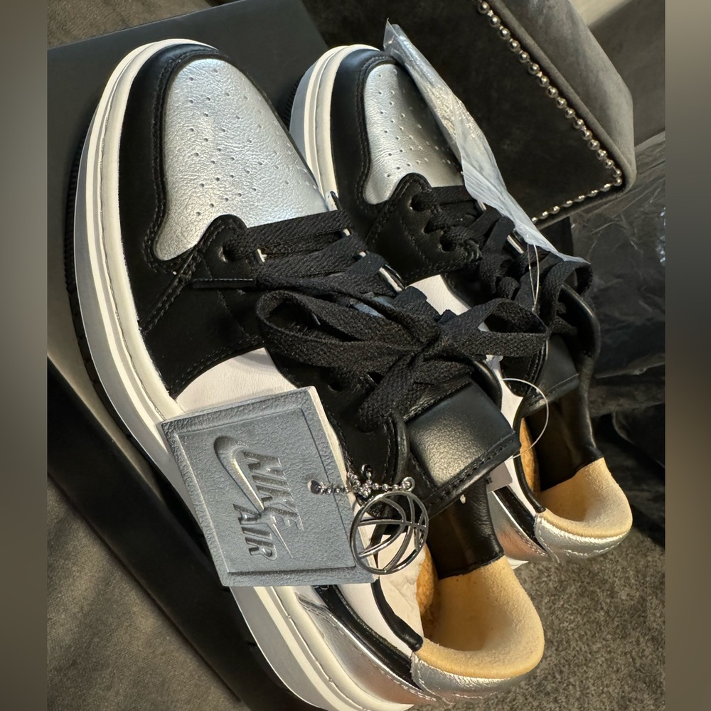 Brand new w Air Jordan elevate low   Size 8 but runs big